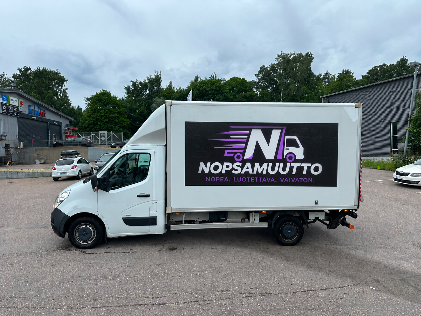 Muuttoauto sivulta kuvattuna